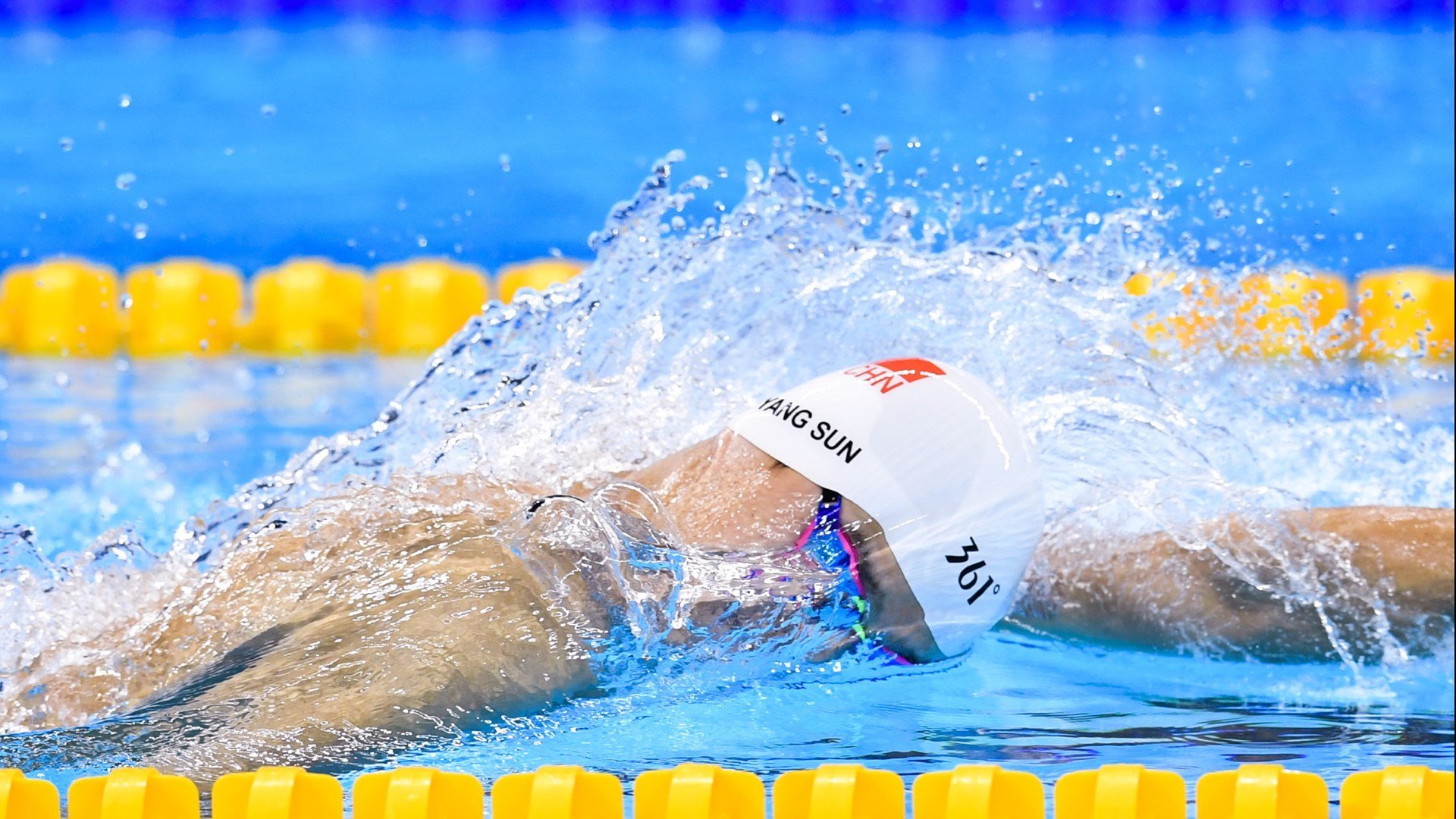 冰岛冲垮波兰，迪马利亚成为关键先生，当神话与现实在绿茵场交锋